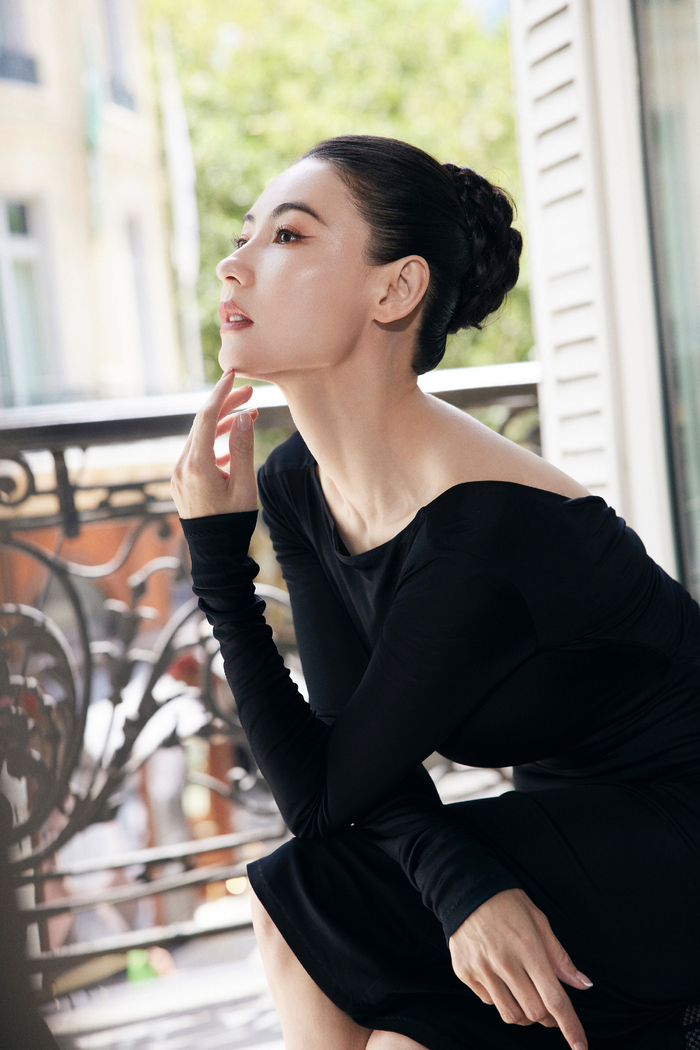 张柏芝晒库存美图 露背黑裙尽显法式优雅|张柏芝|露背|法式_新浪新闻