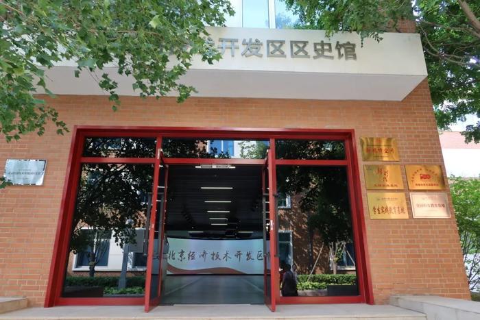 北京新圆明职业学院图片