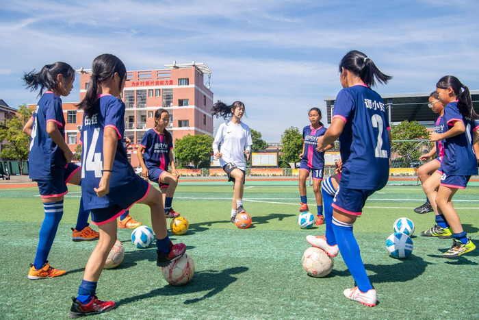 重庆:留守女童足球队"踢"出19个大学生|小学|重庆市|三河镇_新浪新闻