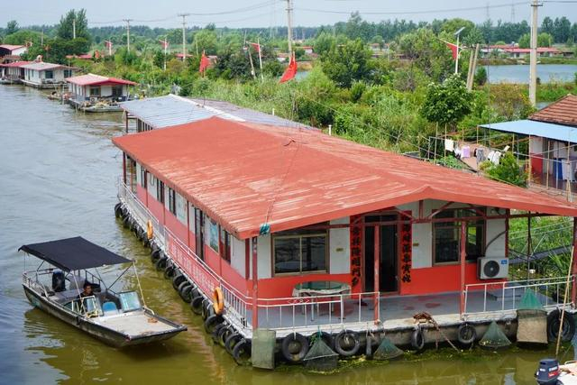 山东省济宁市微山县渭河村的住家船。农民日报·中国农网记者 李婧 摄
