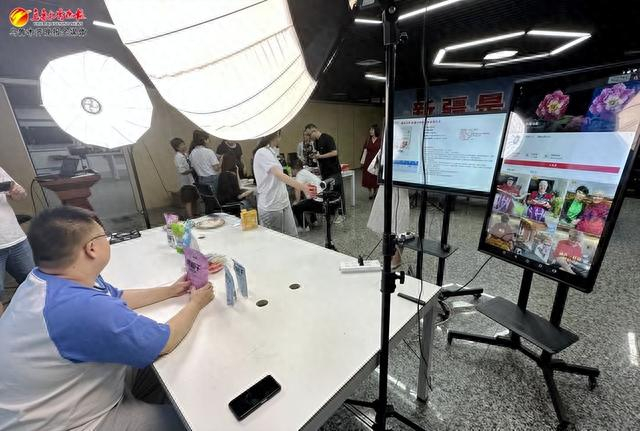 　　8月31日，在第四届新疆直播电商节首场直播暨助农专场活动上，主播正在向直播间的粉丝们介绍产品。记者石磊摄