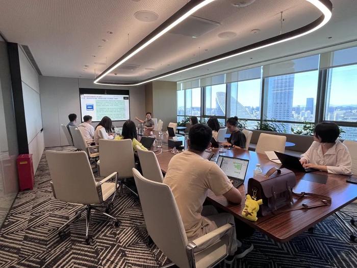 ▲8月22日,李岑岩在为企业做合规培训。受访者供图