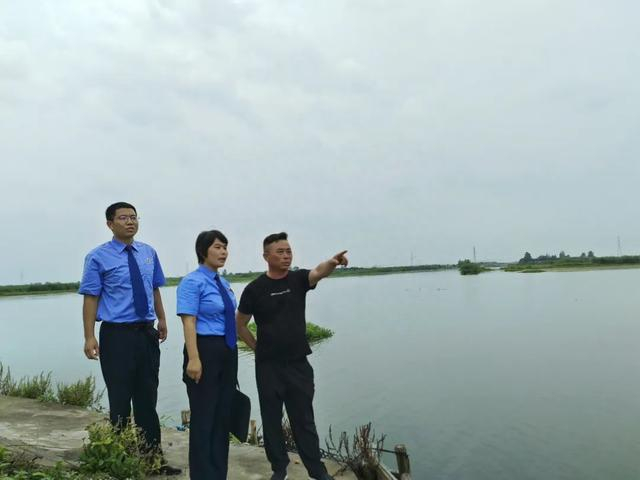 江苏省兴化市人民检察院检察官在办案后回访大纵湖养殖户。受访单位供图