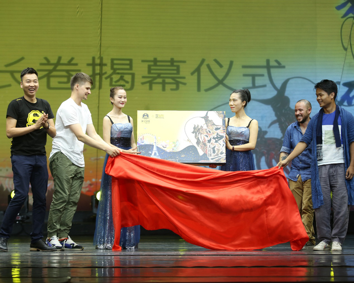 ▲黄记玥亮发布海丝长卷主题月饼。