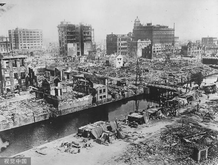 1923年10月，日本东京地震后的定千敌进日本桥废墟。图源：视觉中国