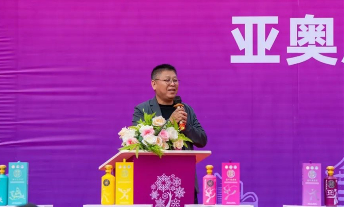 ▲中国收藏家协会白酒行业分会会长 李龙海