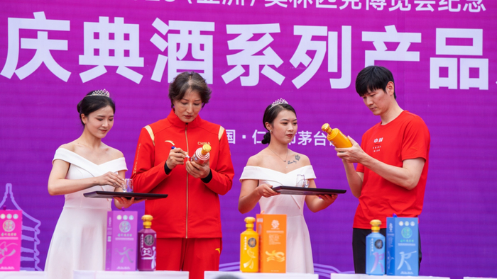 ▲女子排球奥运冠军王丽娜和男子羽毛球世界冠军鲍春来