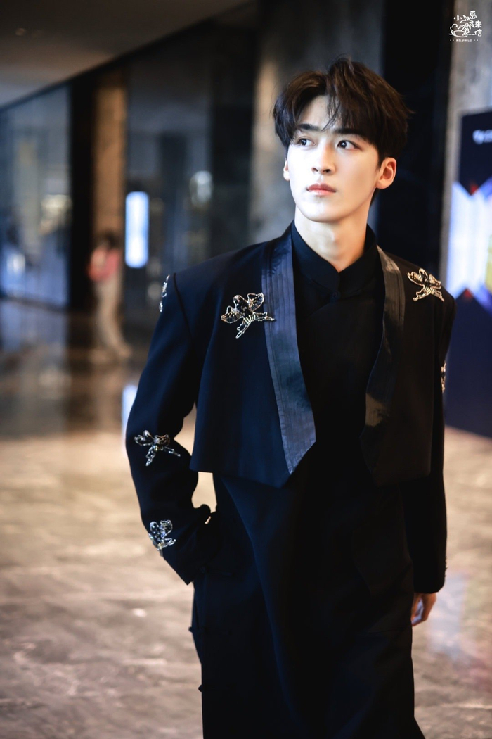 的感觉腿长有一米八何洛洛长春电影节闭幕式红毯造型路透9615 all