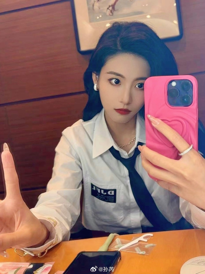 自拍,对镜拍,他拍全都有…三哥听我说谢谢你来自三哥@孙芮 九月的第一