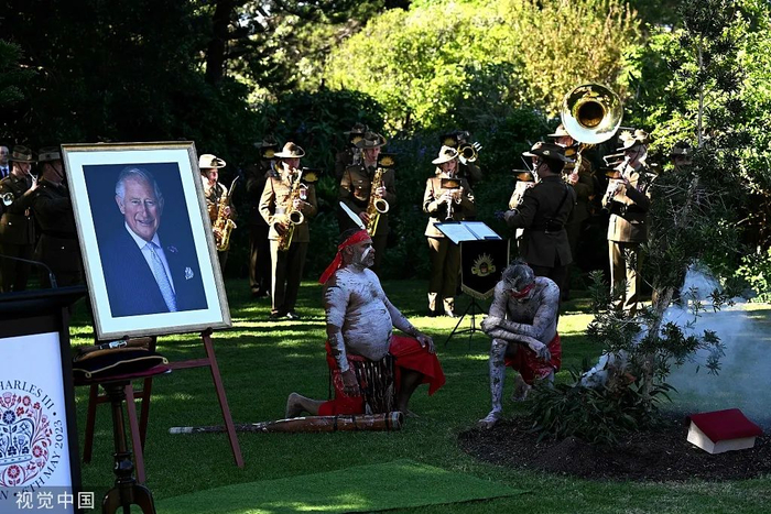 当地时间5月6日，澳大利亚悉尼，为庆祝英国国王查尔斯三世加冕，土著男子在植树活动举行传统烟熏仪式。图片来源：视觉中国