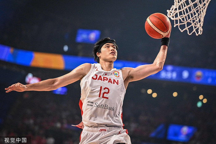 日本队的NBA球星渡边雄太在比赛中扣篮。
