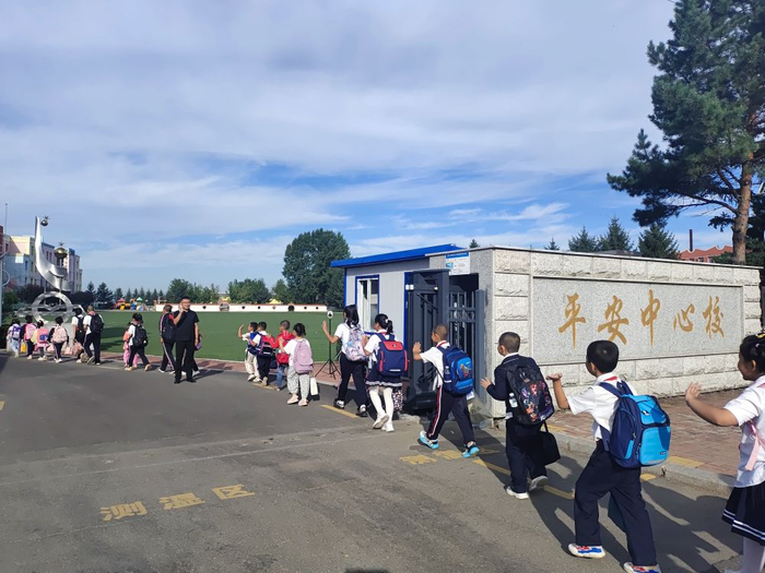 吉林省舒兰市平安镇中心小学校学生走进校园。新华社记者 李双溪 摄
