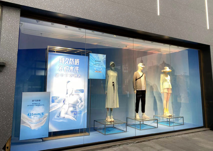 防晒服为今年春夏波司登主推业务，橱窗展示面积非常大/图源：盐财经记者 摄