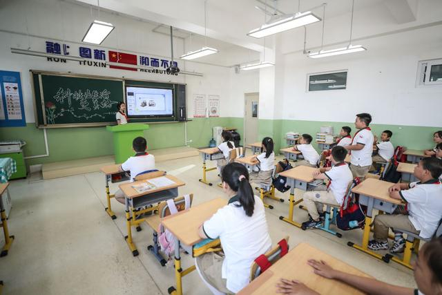 9月1日，沈阳市和平区望湖路小学五年级六班在进行以“科技让生活更美好”为主题的开学第一课。 新华社记者 潘昱龙摄
