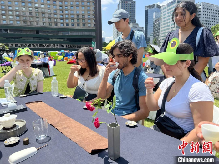 茶和天下活动在首尔市市厅广场举行饮茶体验。刘旭 摄