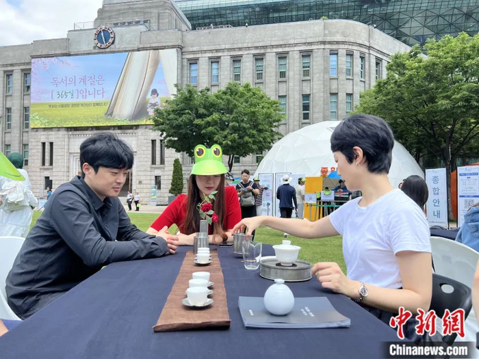 茶和天下活动在首尔市市厅广场举行饮茶体验。刘旭 摄