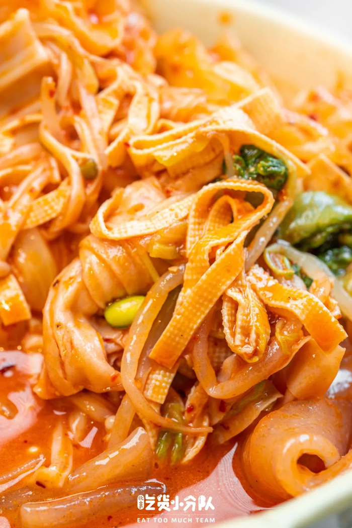 麻辣拌是酸甜微辣的口味,酱料很丰富,调味刚刚好,和东北口味的麻辣拌