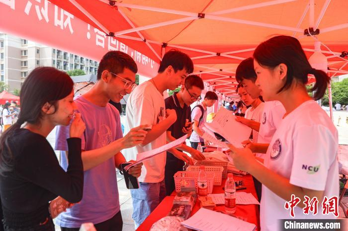 高校迎开学季 南昌大学万余名2023级新生陆续报到