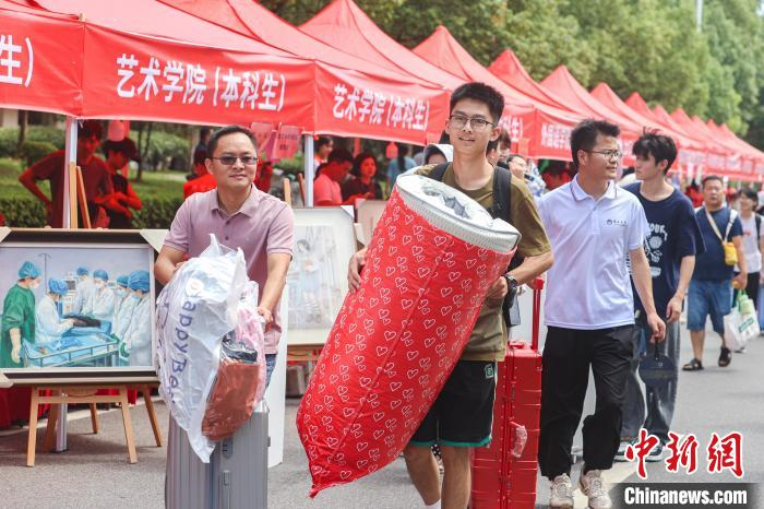 高校迎开学季 南昌大学万余名2023级新生陆续报到
