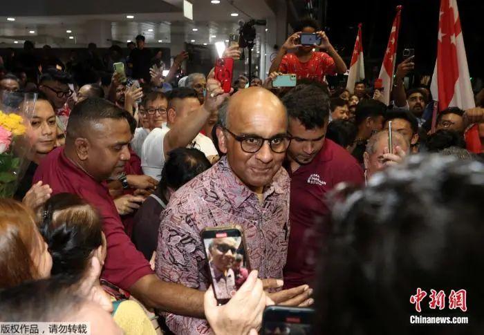 9月1日，新加坡总统选举初步结果公布后，坡总尚达曼与支持者会面。宣布新加