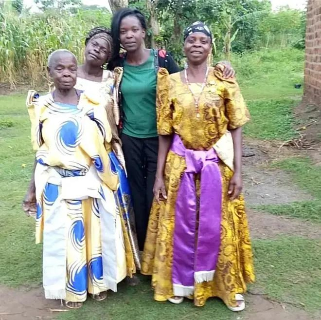 Rose（左三）和家人