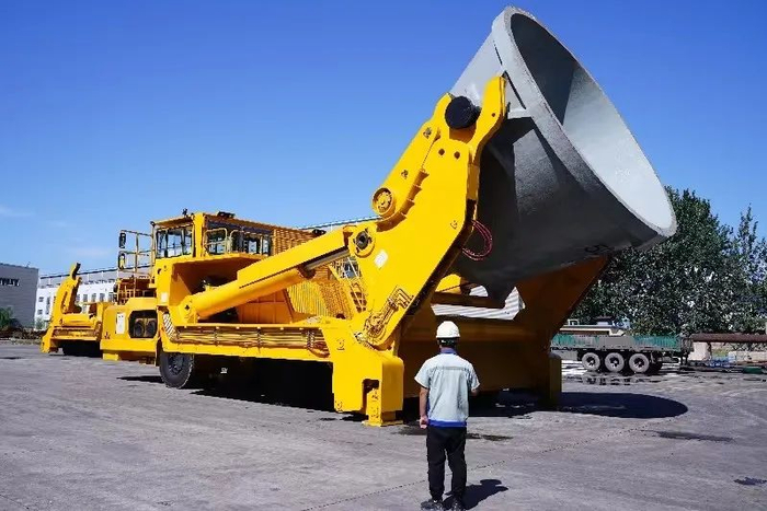 抱罐车又称渣罐车,是一种冶金渣处理专用无轨运输设备,是钢渣处理生产