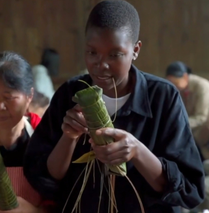 Rose不仅会包饺子，包粽子也很拿手