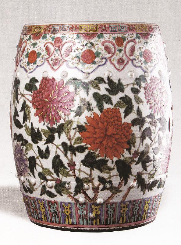             清代折枝牡丹粉彩绣墩          