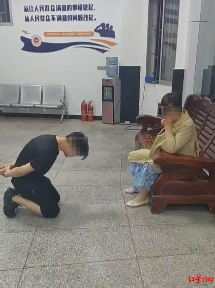 ▲小李见到母亲的那一刻，悲喜交加一下跪在地上