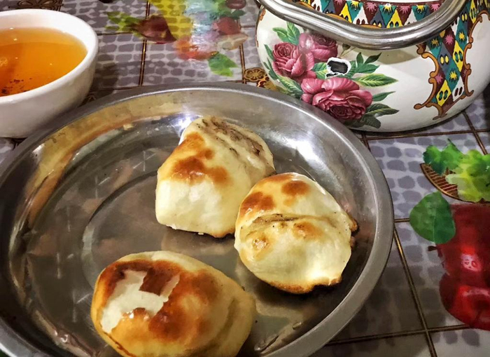 几个烤包子配一壶清茶，就是喀什当地人最常见的早餐（2019年8月18日摄）。新华社记者 王菲 摄