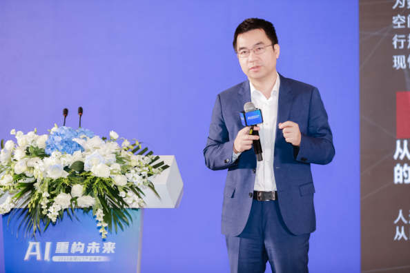 赛意信息董事长张成康恒生电子执行总裁官晓岚分享了人工智能给金融