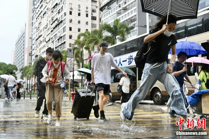 2023年3月，香港市民及旅客在黄色暴雨警告信号期间于尖沙咀街头冒雨出行。李志华 摄