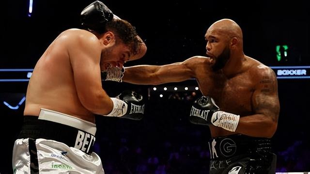 弗雷泽·克拉克经过六个回合比赛击败戴夫·艾伦|弗雷泽|克拉克|马克