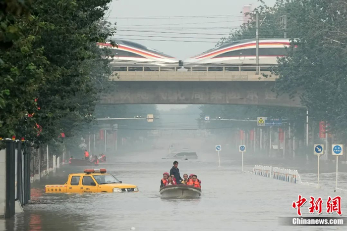 2023年8月，多支消防救援力量在河北省涿州市码头镇救援转移受灾民众。崔楠 摄