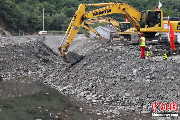 2023年8月17日，为确保降雨行洪安全，北京市门头沟区永定河山峡段进行河道清理。韩海丹 摄