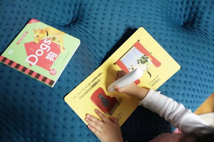 礼盒还附赠动物贴纸、拼图和单词卡等多种宝宝喜欢小礼物，每次学习后奖励咩咩一个贴纸，她都开心得不得了，现在也经常会拿贴纸来奖励爸爸妈妈，学习中也能充满仪式感，娱乐性很强~