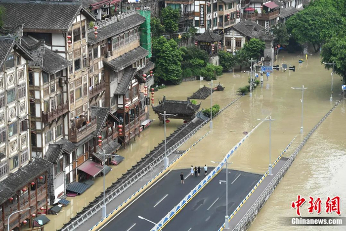 2020年8月，嘉陵江重庆段水位持续上涨，重庆洪崖洞景区一楼全部被洪水淹没。陈超 摄