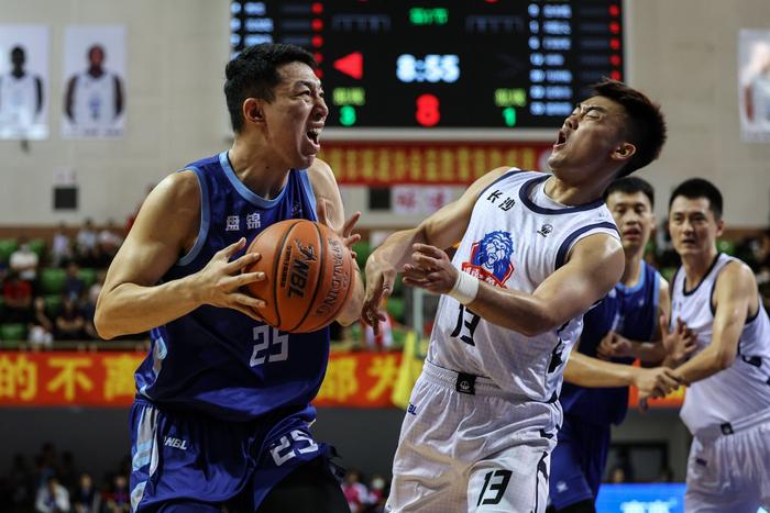 9月3日,遼寧益勝隊球員劉子豪(左)在比賽中帶球突破.