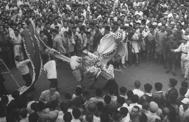 抗战胜利，民众在街头欢庆