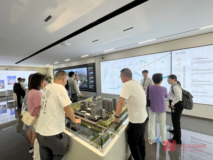 看房者在大华峯荟现场咨询 每经记者 刘颂辉 摄