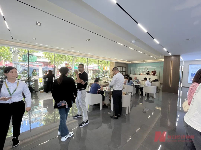 上海大华峯荟现场的看房者 每经记者 刘颂辉 摄