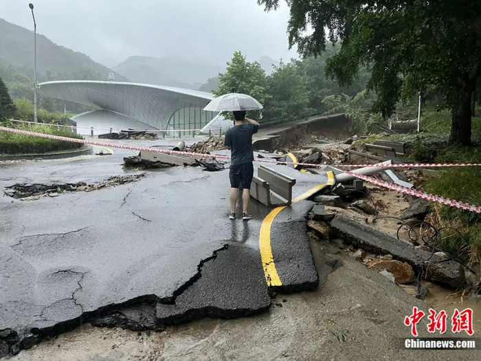 2022年8月，韩国首都圈遭遇特大暴雨，首尔大学冠岳校区内道路被冲垮。刘旭 摄