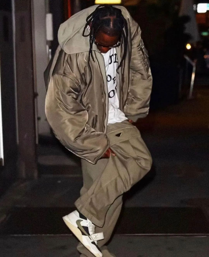 travis scott开晒「蟑螂色」大g 兰博基尼urus,故意上脚新倒勾.