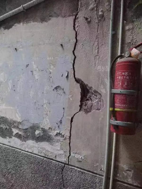 墙面出现裂缝。图片来源：中央花园二期微信公众号