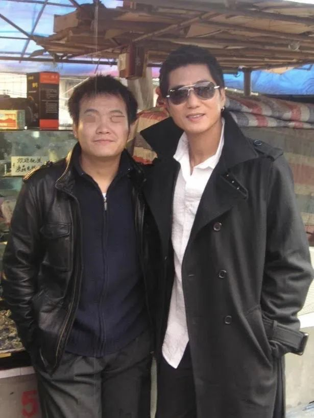 宁浩（左）《疯狂的石头》剧组