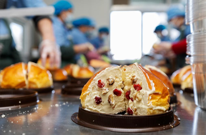 在塔城市疆趣食品坊，员工们在制作“塔城奶酪包”（2023年4月1日摄）。新华社记者 费茂华 摄
