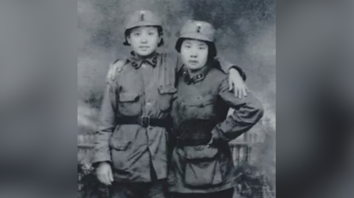林心平（右）和战友在一起