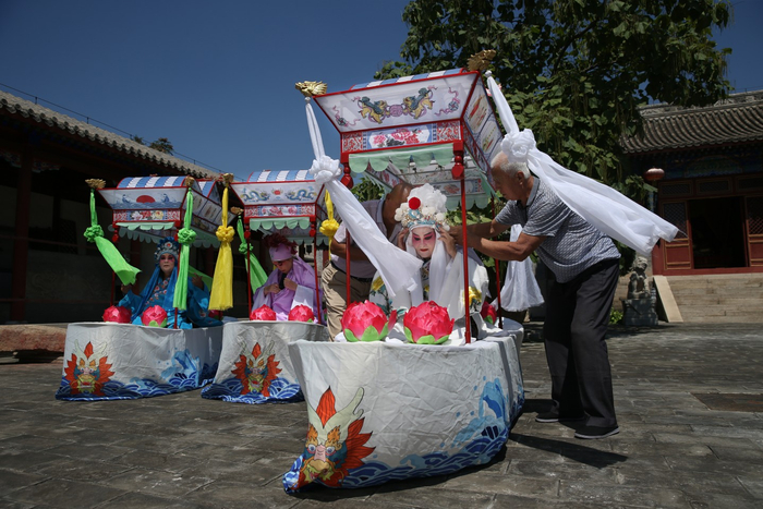 8月16日，延庆旱船“三只船”表演前，丁石锁进行检查整理。新京报记者 尹亚飞 摄
