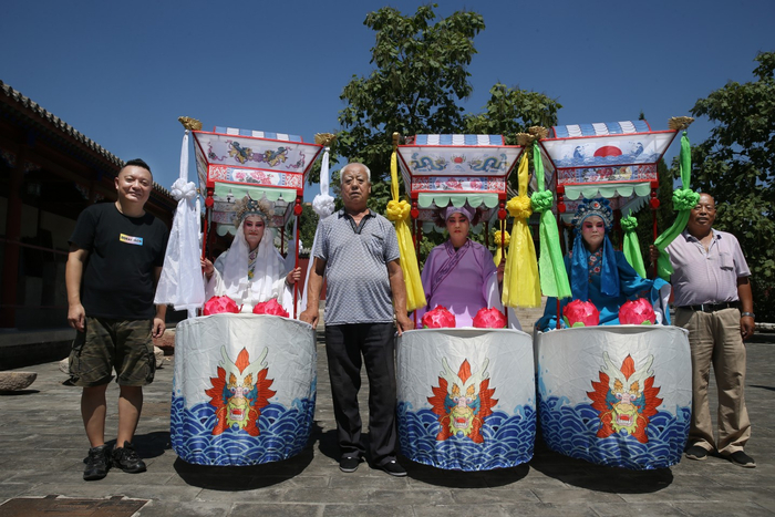8月16日，延庆旱船国家级代表性传承人丁石锁（中间老者）和“三只船”表演小队。新京报记者 尹亚飞 摄