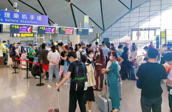 游客正在办理乘机手续。图源南宁晚报